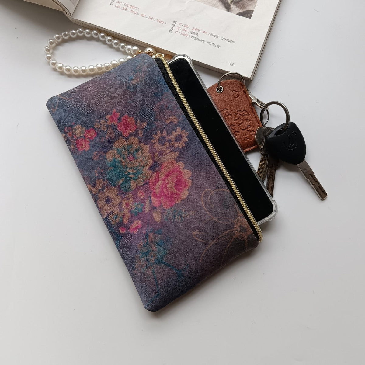 Vintage-style Cheongsam Evening Clutch In Xiangyun Silk