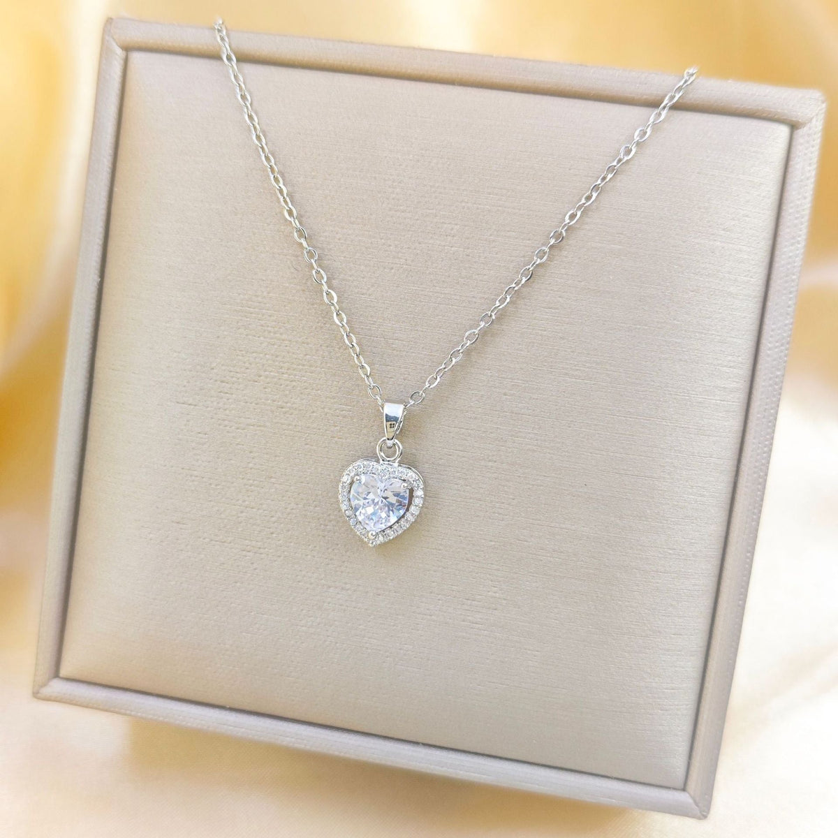 Light Luxury Titanium Steel Love Heart Necklace For Women, Non-Fading Clavicle Chain, Fashionable Zircon Pendant