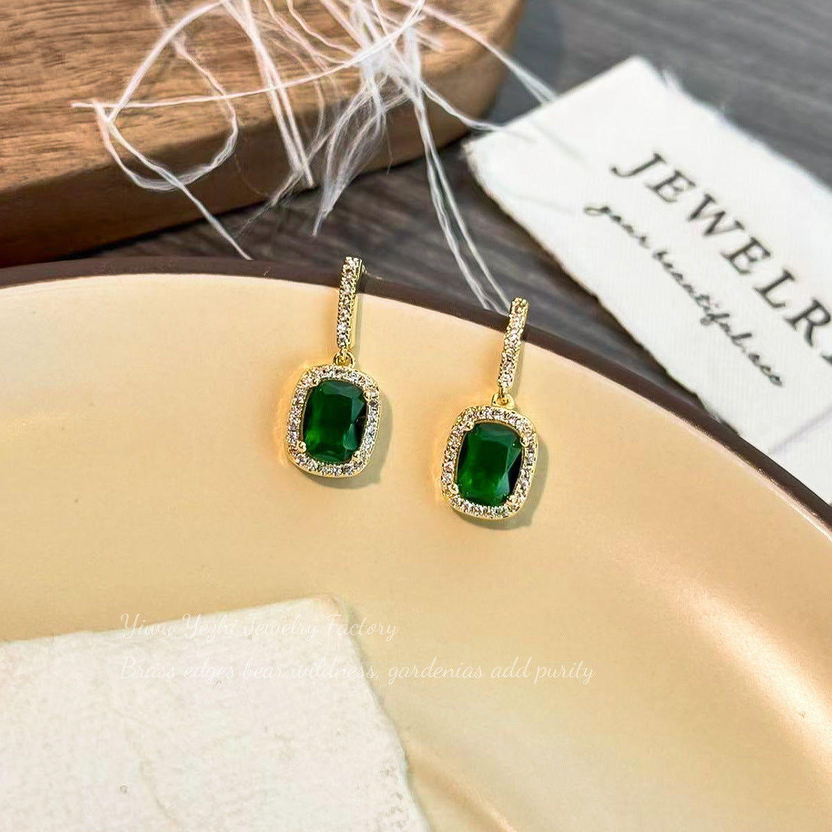 French-Style Vintage Emerald Pendant Earrings, Light Luxury Niche Design, High-End Fashion, Elegant And Simple Earrings
