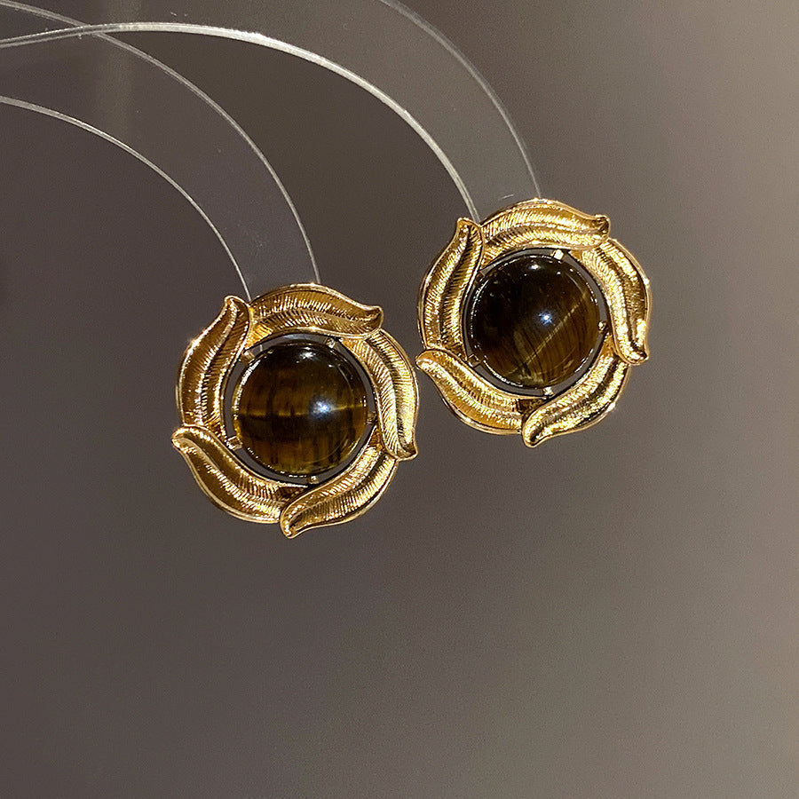 French-style Vintage Distressed Gold Leaf Flower Pearl Stud Earrings For Women, Retro Light Luxury Niche High-end Versatile Earrings