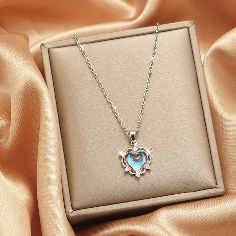 New Heart-shaped Necklace With A Gradient Design And A Premium Feel