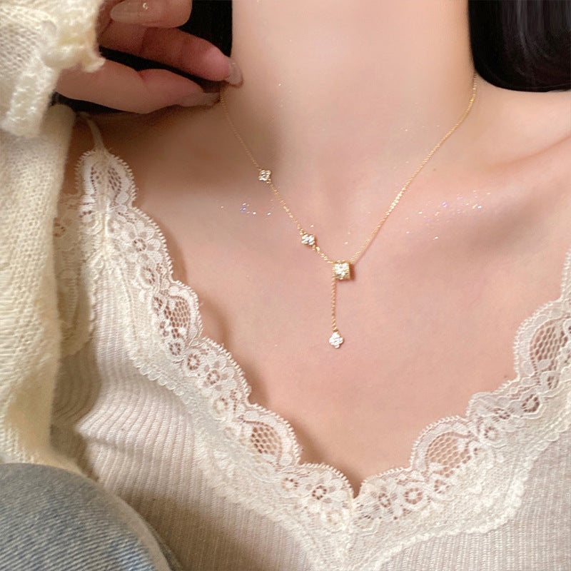Light Luxury Niche Design, High-End Small Waist Four-Leaf Flower Necklace, Tassels, Sweet Elegant, Fashionable And Versatile Clavicle Chain