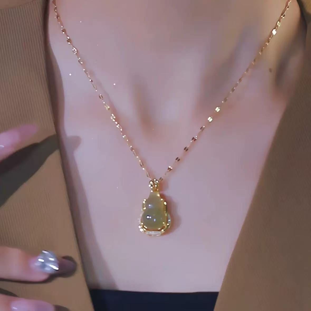 2025 New Popular Light Luxury Gourd Titanium Steel Necklace Women's Niche Design High-End Clavicle Chain Fashion Versatile Wholesale