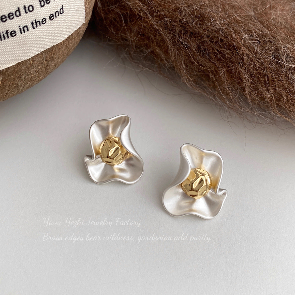 S925 Silver Needle Niche Design Elegant Simple Metal Petal Earrings Fashion Accessible Luxury High-End Earrings Wholesale