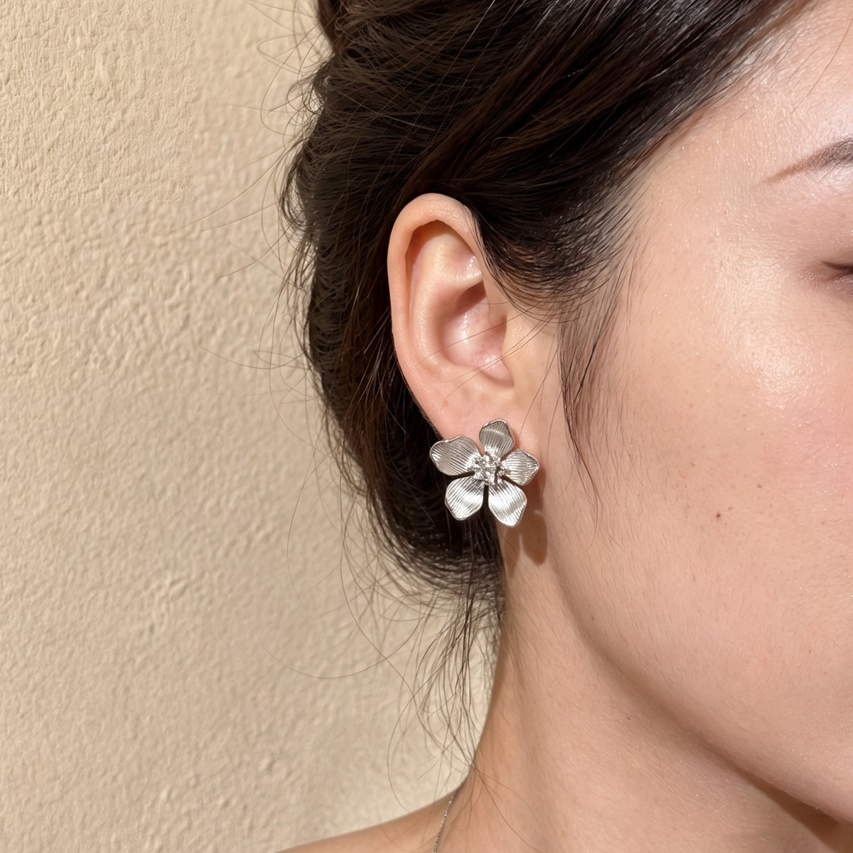 Korean-style Fresh And Sweet Diamond-studded Zircon Heart Flower Pearl Earrings, Fashionable Stud Earrings, Trendy And Elegant Women's Earrings