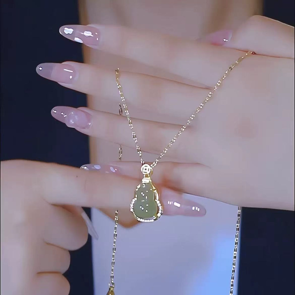 2025 New Popular Light Luxury Gourd Titanium Steel Necklace Women's Niche Design High-End Clavicle Chain Fashion Versatile Wholesale