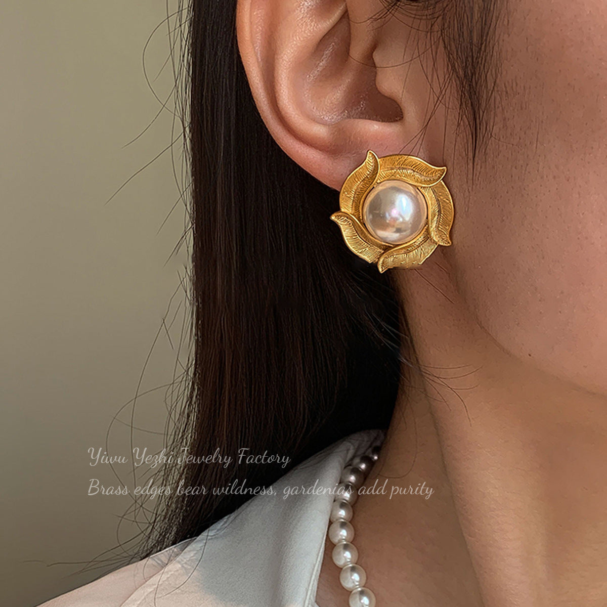French-style Vintage Distressed Gold Leaf Flower Pearl Stud Earrings For Women, Retro Light Luxury Niche High-end Versatile Earrings