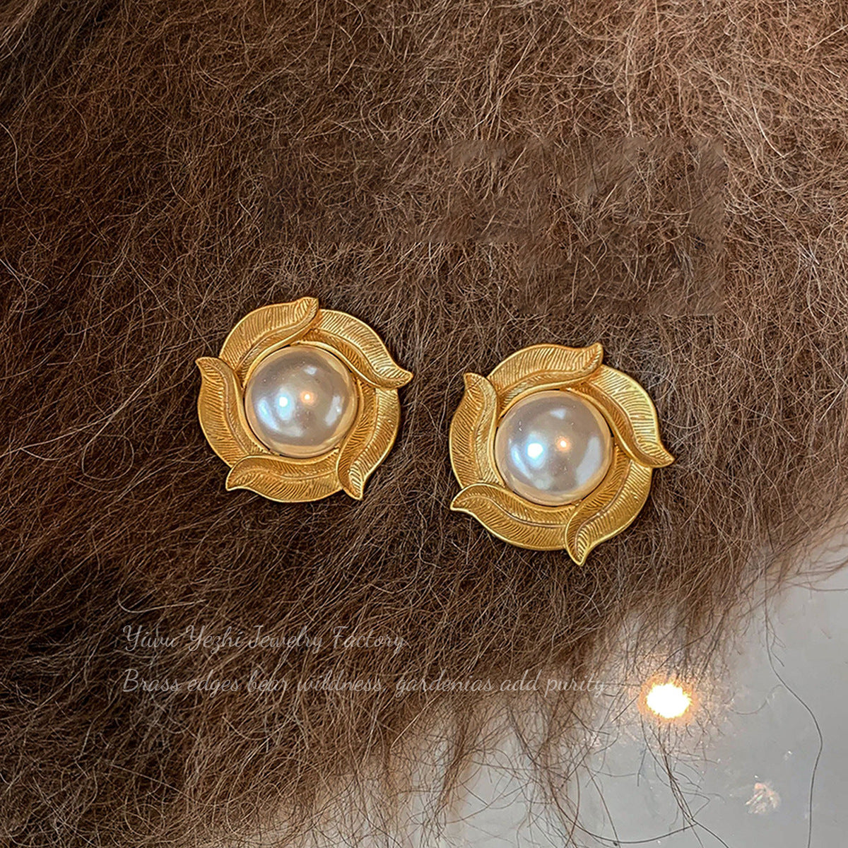 French-style Vintage Distressed Gold Leaf Flower Pearl Stud Earrings For Women, Retro Light Luxury Niche High-end Versatile Earrings