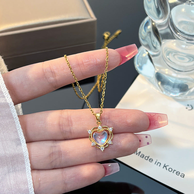 New Heart-shaped Necklace With A Gradient Design And A Premium Feel