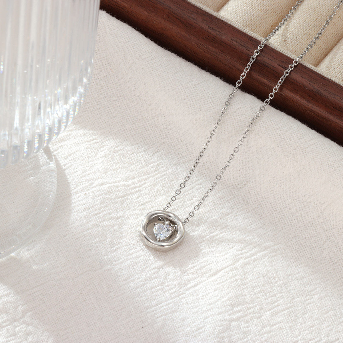 European And American Niche Design Titanium Steel Necklace Women's All-match High-end Light Luxury Elegant Commuter Style Women's Clavicle Chain Wholesale