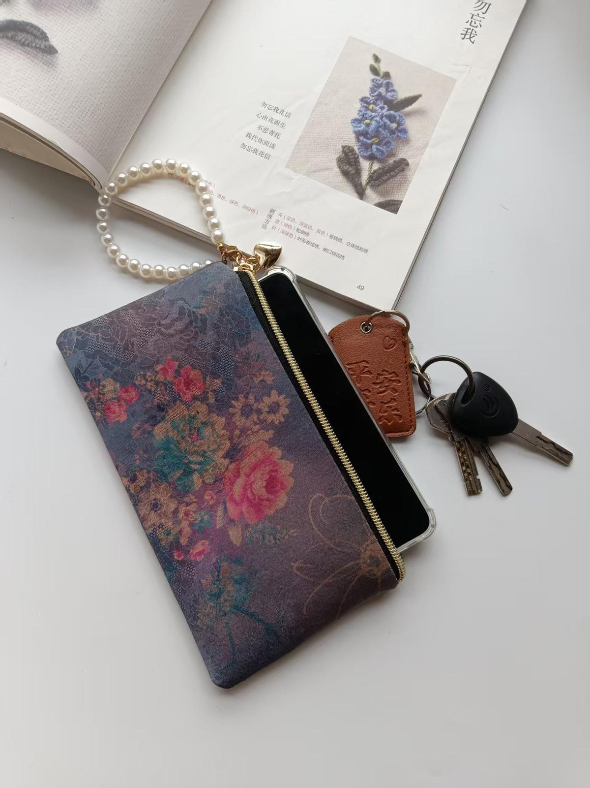 Vintage-style Cheongsam Evening Clutch In Xiangyun Silk