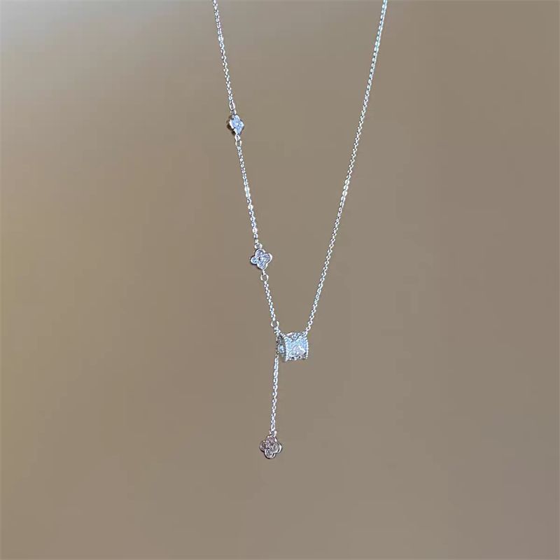 Light Luxury Niche Design, High-End Small Waist Four-Leaf Flower Necklace, Tassels, Sweet Elegant, Fashionable And Versatile Clavicle Chain