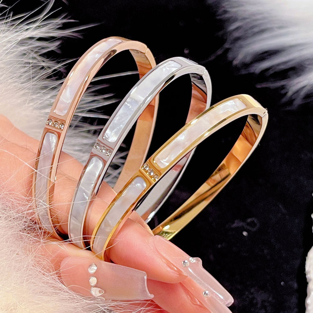 Three-Diamond White Shell Titanium Steel Clasp Gold Bracelet
