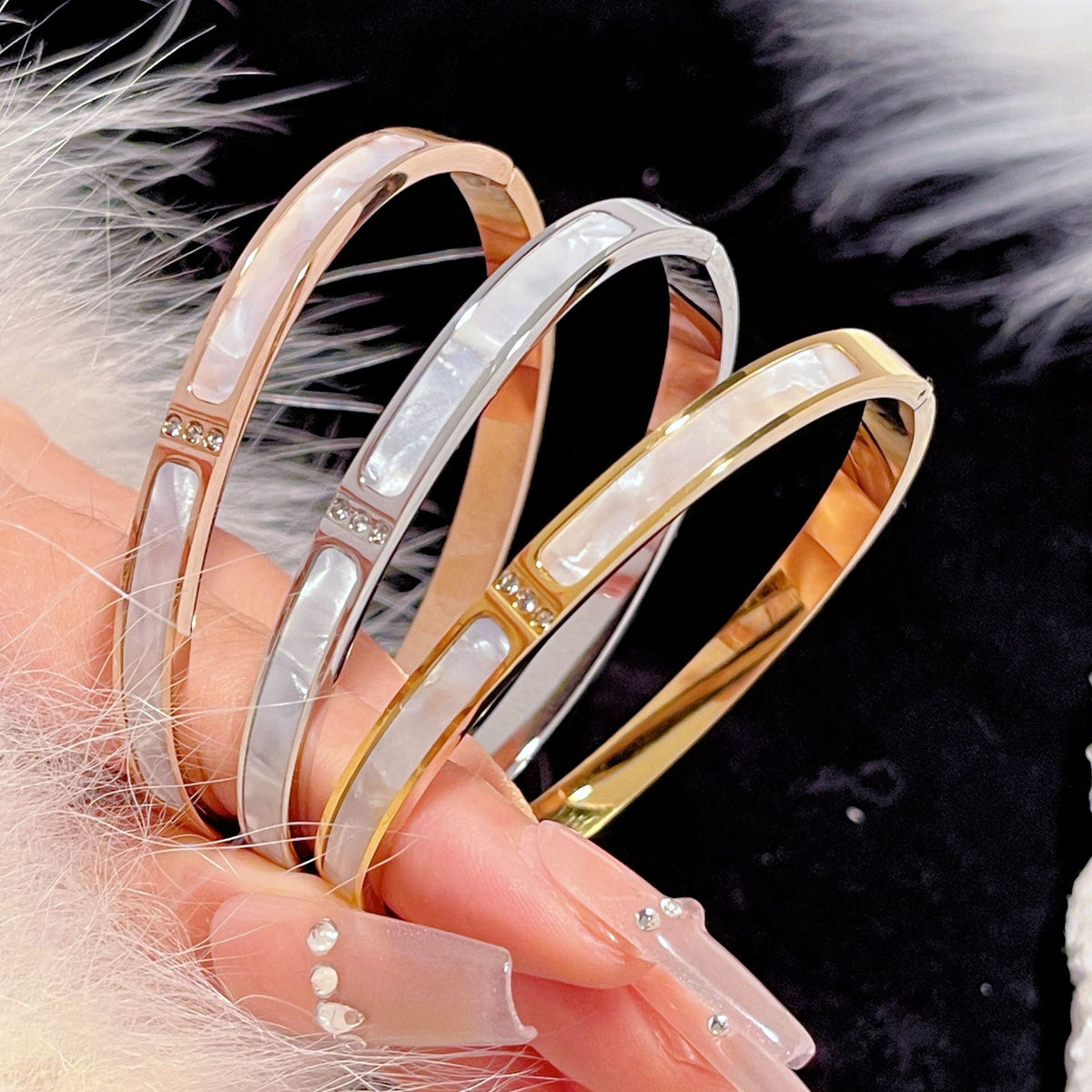 Three-Diamond White Shell Titanium Steel Clasp Gold Bracelet