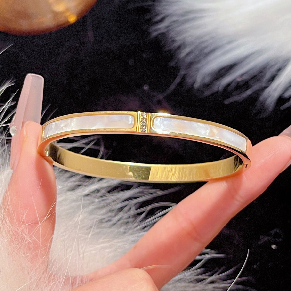 Three-Diamond White Shell Titanium Steel Clasp Gold Bracelet