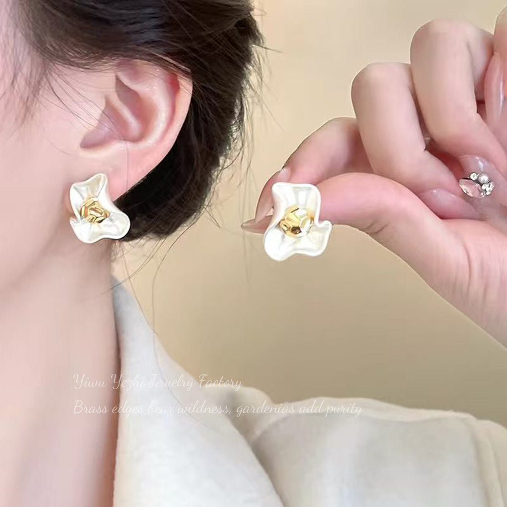 S925 Silver Needle Niche Design Elegant Simple Metal Petal Earrings Fashion Accessible Luxury High-End Earrings Wholesale