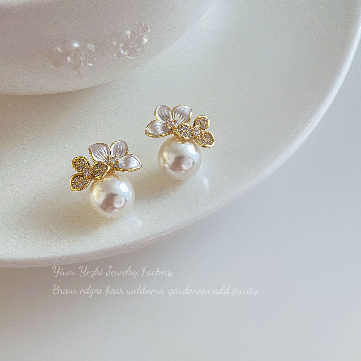 French Light Luxury Style White Lacquer Flower Pearl Earrings For Women Niche Fashion Design Versatile Earrings Wholesale