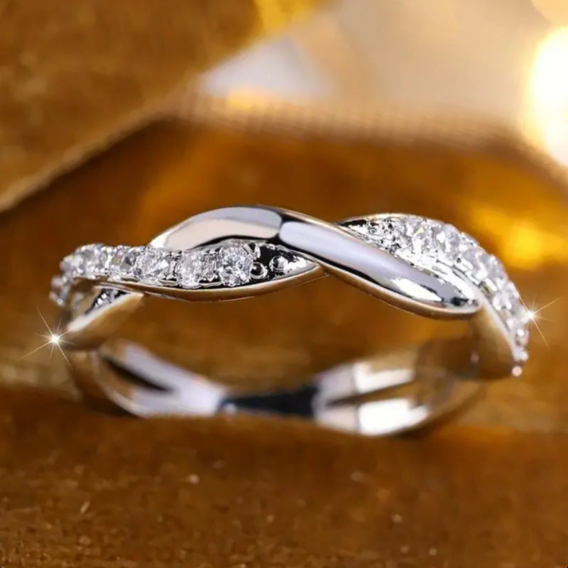 Fashionable And Minimalist Diamond-studded Twist Ring