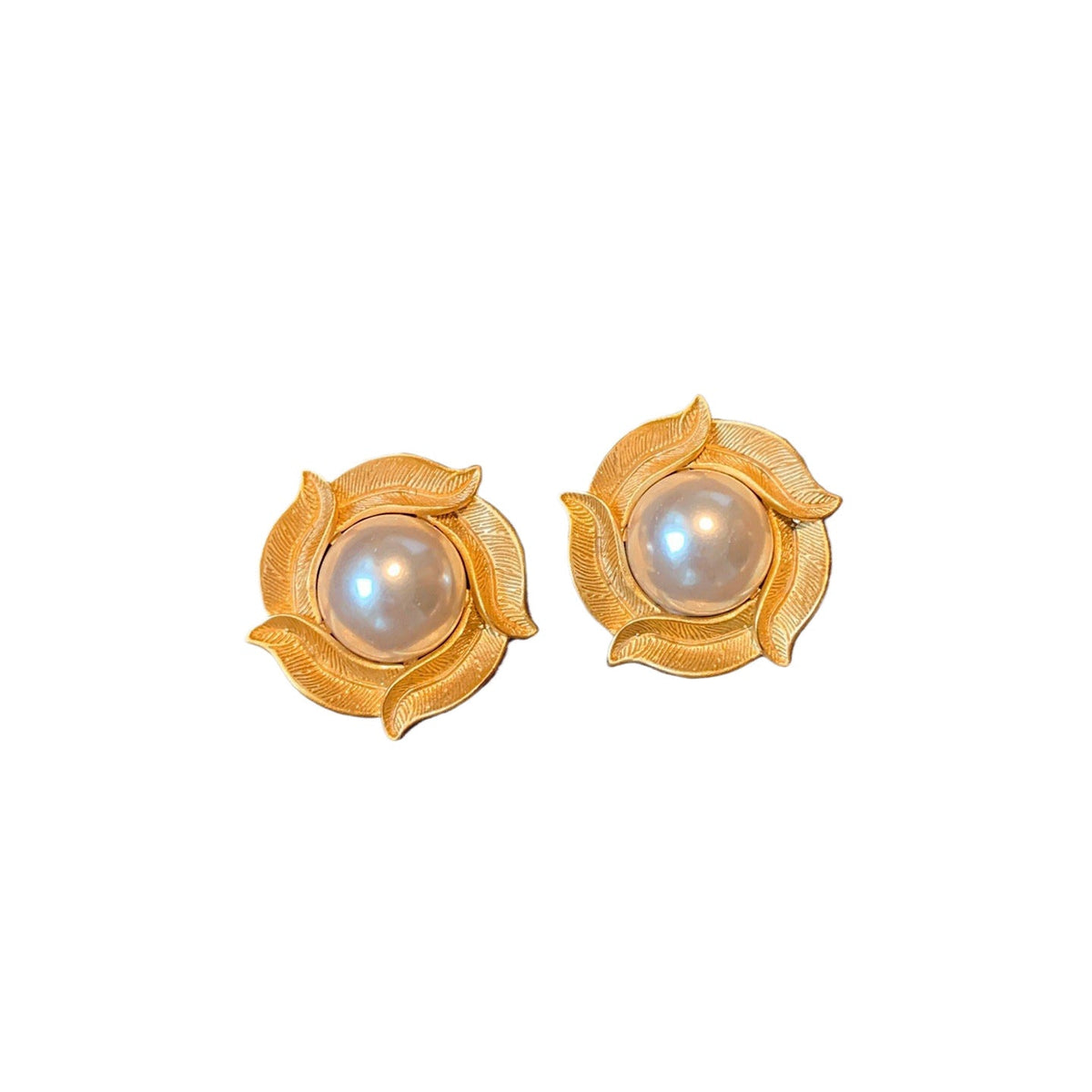 French-style Vintage Distressed Gold Leaf Flower Pearl Stud Earrings For Women, Retro Light Luxury Niche High-end Versatile Earrings