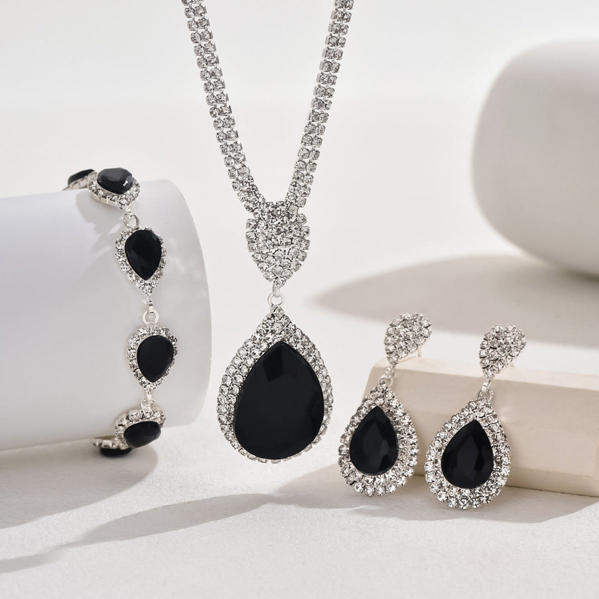 Fashion Temperament Red Sapphire Blue Water Drop Pendant Light Luxury Design Niche Trend Suit All-match Wholesale