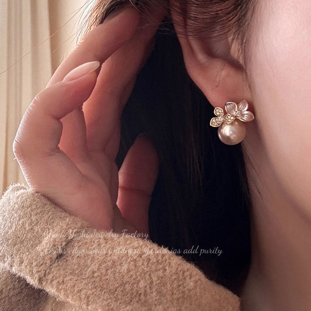 French Light Luxury Style White Lacquer Flower Pearl Earrings For Women Niche Fashion Design Versatile Earrings Wholesale