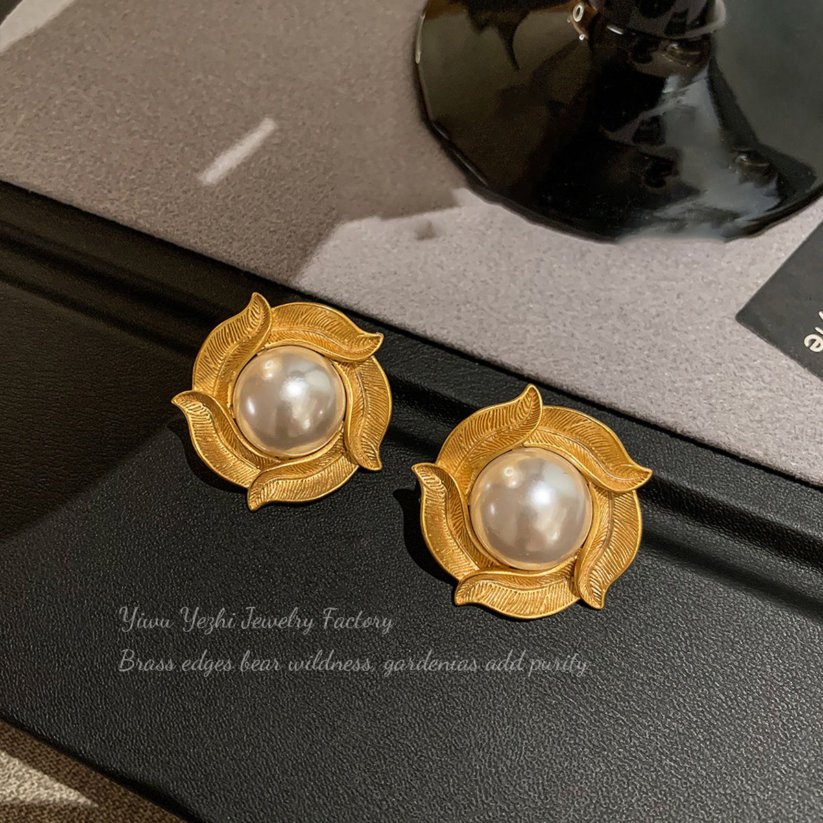 French-style Vintage Distressed Gold Leaf Flower Pearl Stud Earrings For Women, Retro Light Luxury Niche High-end Versatile Earrings