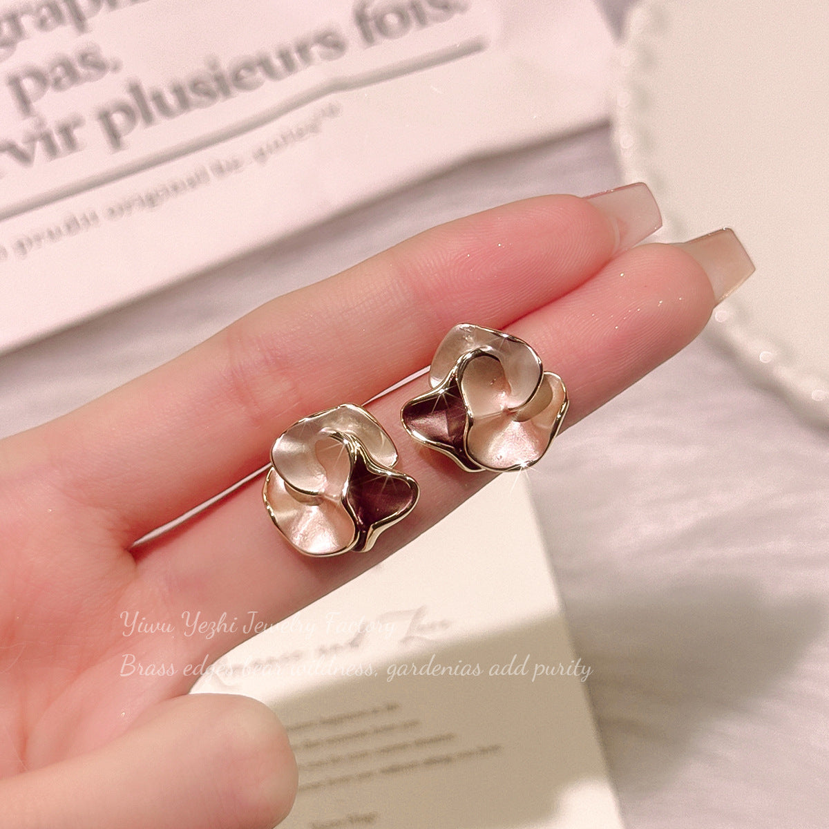 Niche Retro Fashion Sweet Contrasting Color Twisted Petal Earrings Stylish Elegant Simple Unique Design Earrings For Women