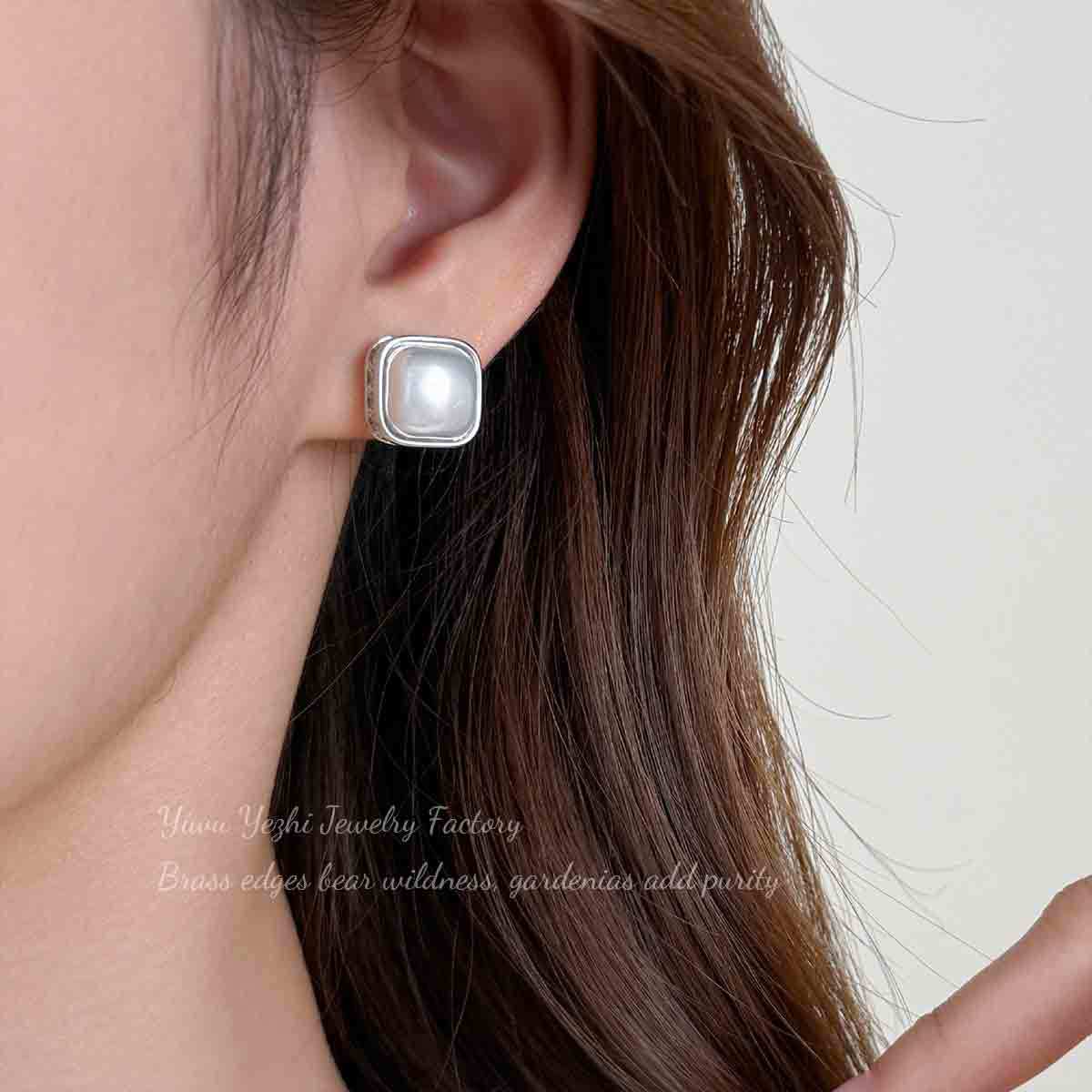 Fashionable And Luxurious Square Pearl Stud Earrings For Women, High-End Micro-Inlaid Elegant Earrings, Compact And Versatile, Unique Ear Accessories